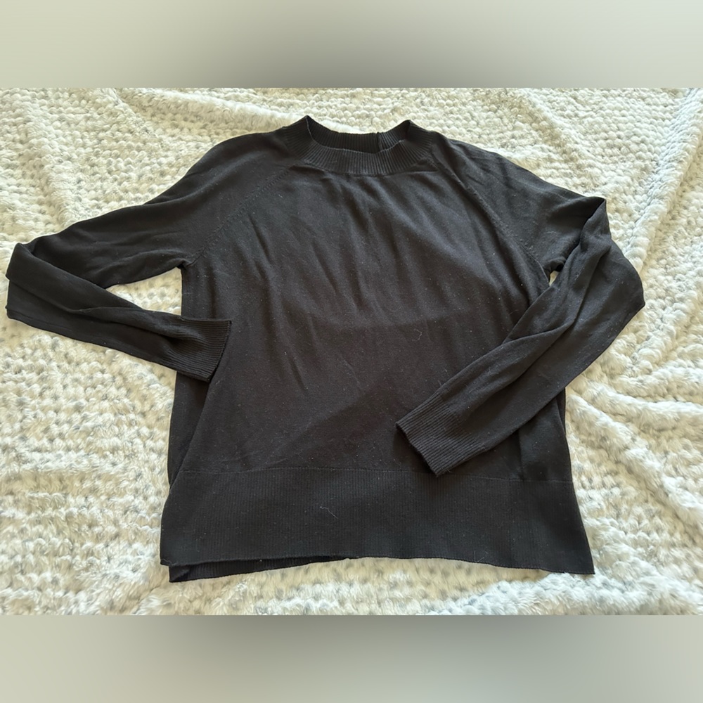 H&M basic lightweight crewneck top size Small